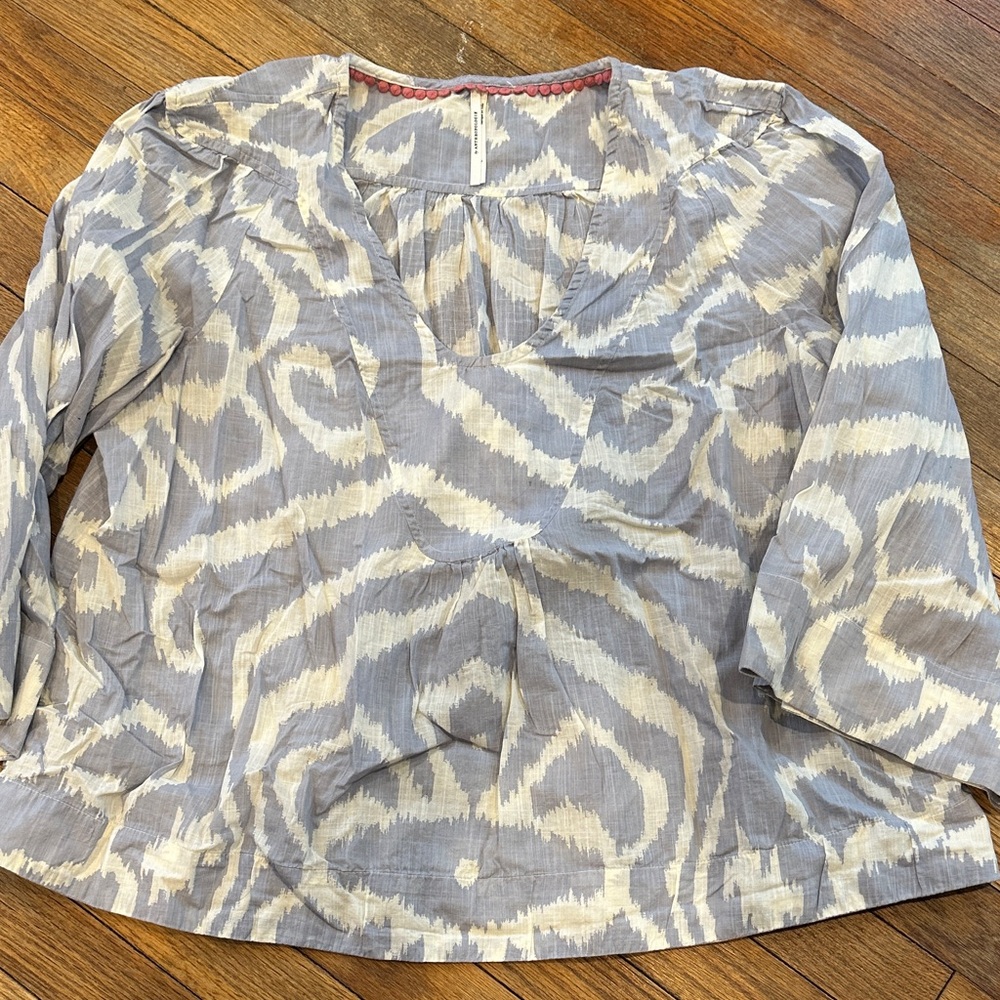Anthropologie Gray and Cream Patterned Blouse